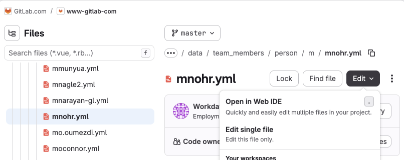 www-gitlab-com のチームメンバーファイルで、編集ドロップダウンリストの「Web IDE で開く」を表示している画面